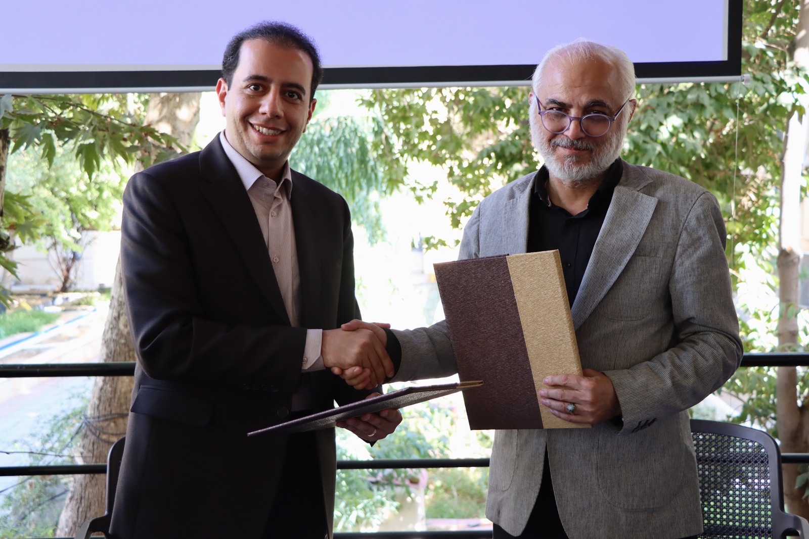 امضای تفاهم‌نامه همکاری دانشکده داروسازی و گروه دارویی کوبل برای توسعه نوآوری و تجاری‌سازی دانش