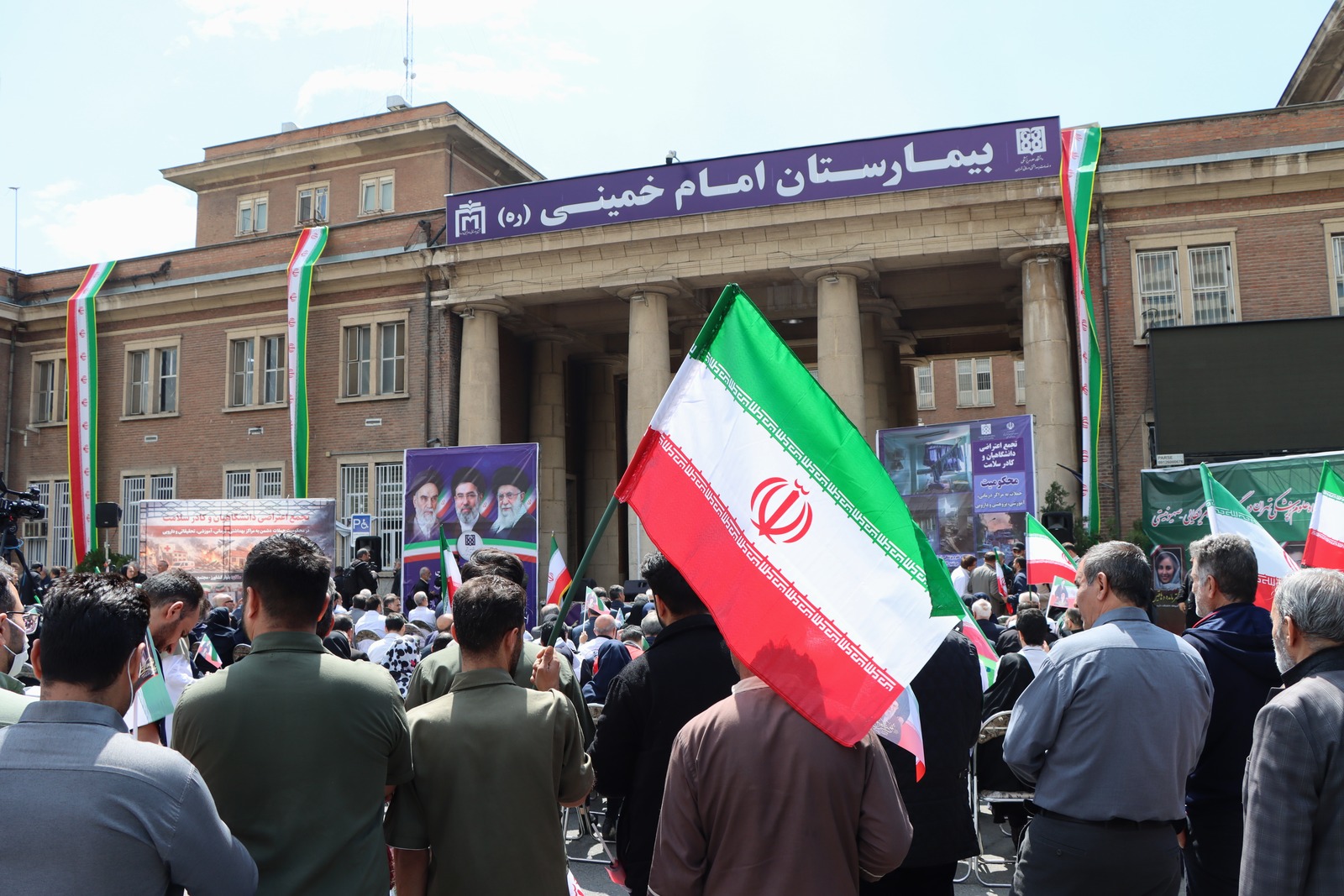 تجمع اعتراضی دانشگاهیان و کادر سلامت در محکومیت حملات به مراکز بهداشتی، درمانی، آموزشی، تحقیقاتی و دارویی برگزار شد