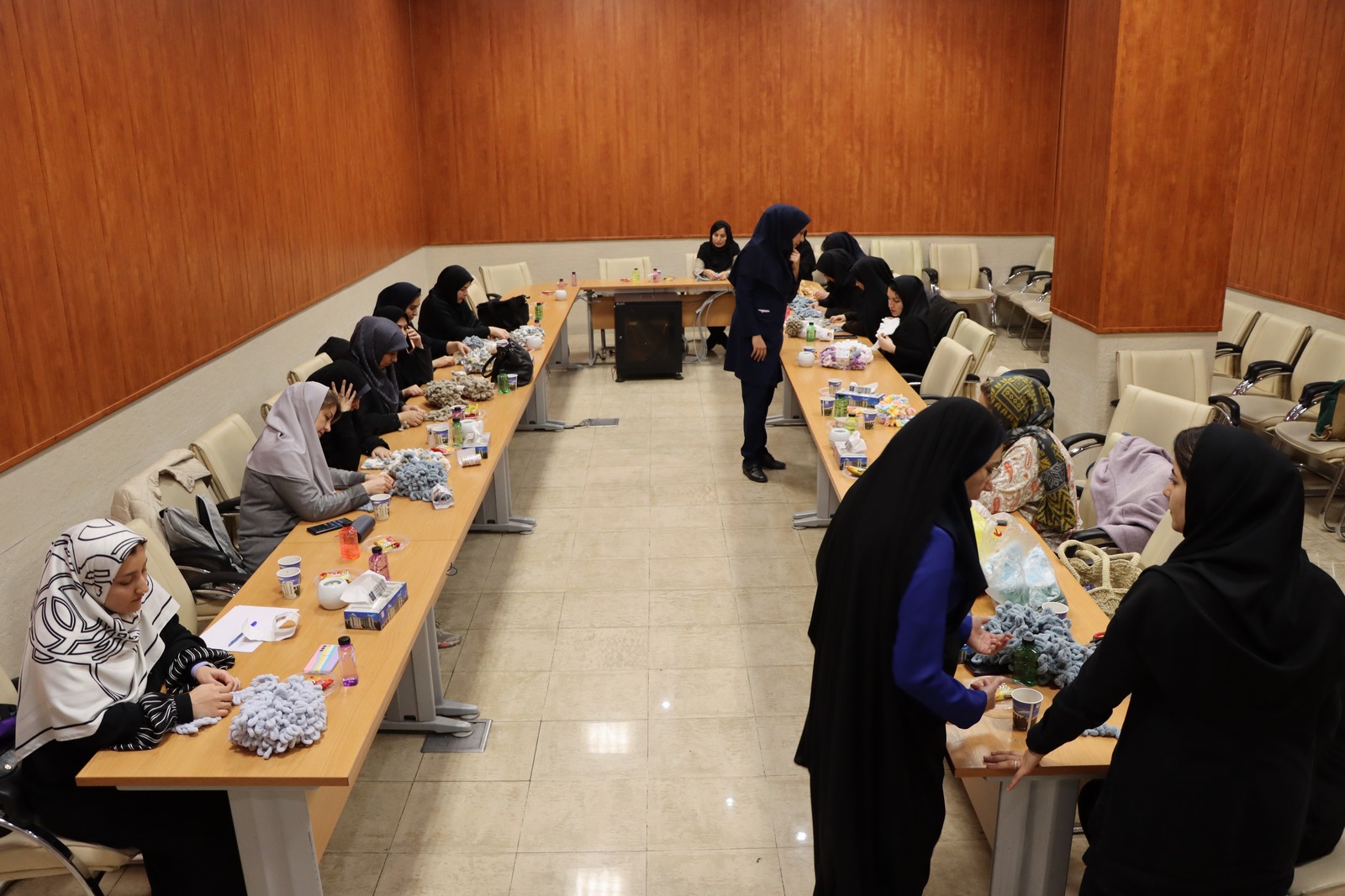 کارگاه آموزشی-هنری بافتنی با محوریت سلامت روان و توانمندسازی، ویژه کارکنان معاونت پژوهشی دانشگاه علوم پزشکی تهران برگزار شد